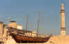 Ein Schiff ist auerhalb des Dubai Museums